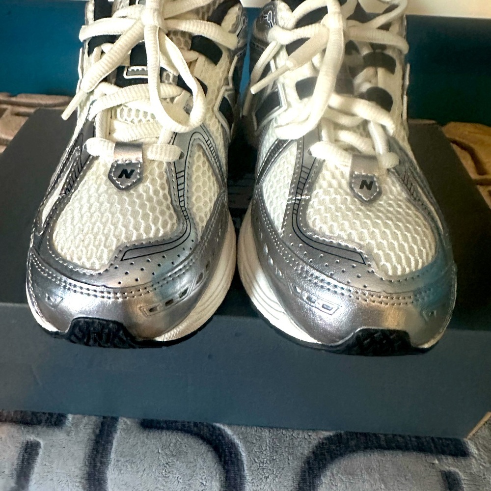 New balance, Grey and black size 6
